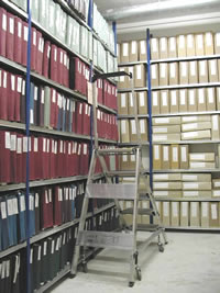 Schůdky do archivů a k regálům.